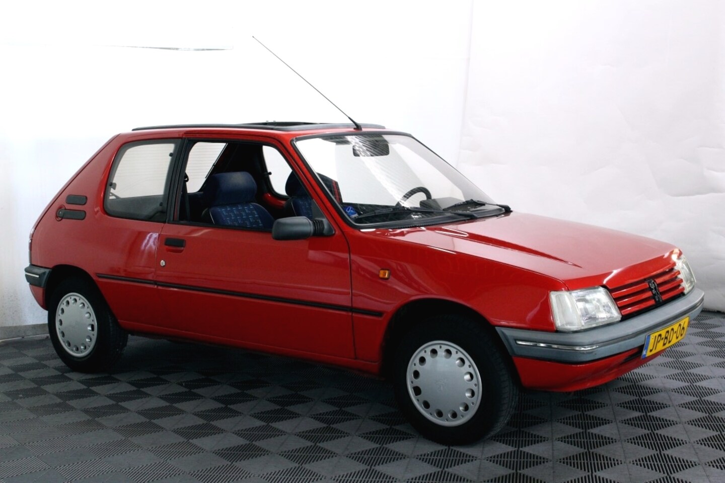 peugeot-205-1-6-gt-automaat-panoramadak-94.jpg