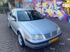 Volkswagen Bora - 2.0 mooie frisse auto met dikke velgen airco distributie vervangen bij 189dkm rijdt heerli