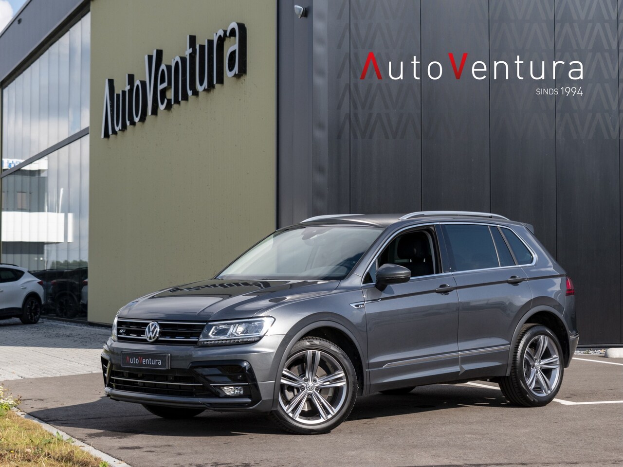 Volkswagen Tiguan 2.0 TSI 4Motion Highline R Line | NP € 60.492, - |  Climate control | Digitale cockpit | Na 2020 Benzine - Occasion te koop op  AutoWereld.nl