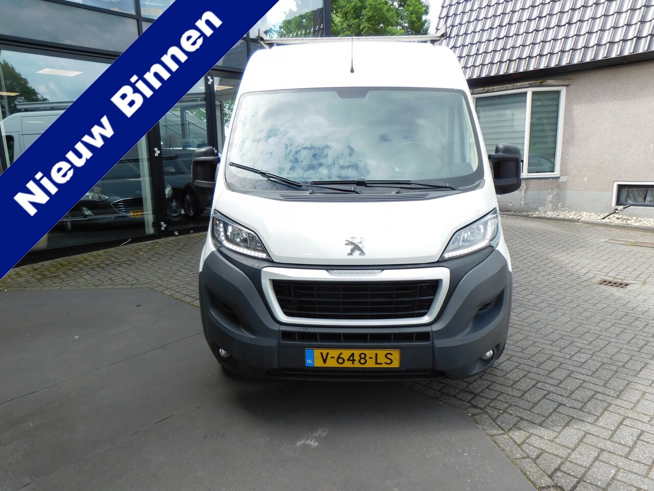 Peugeot Boxer - 333 2.0 BlueHDI L3H2 Pro Staat in De Krim Ik ben te huur vanaf €75,00 ex BTW - AutoWereld.nl