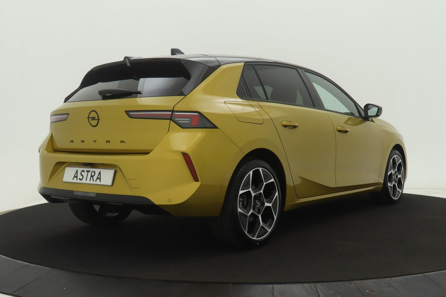opel-astra-nieuw-model-nu-bij-ons-in-de-showroom-1-2-turbo-130pk-start-stop-automaat-ultimate-demo.jpg