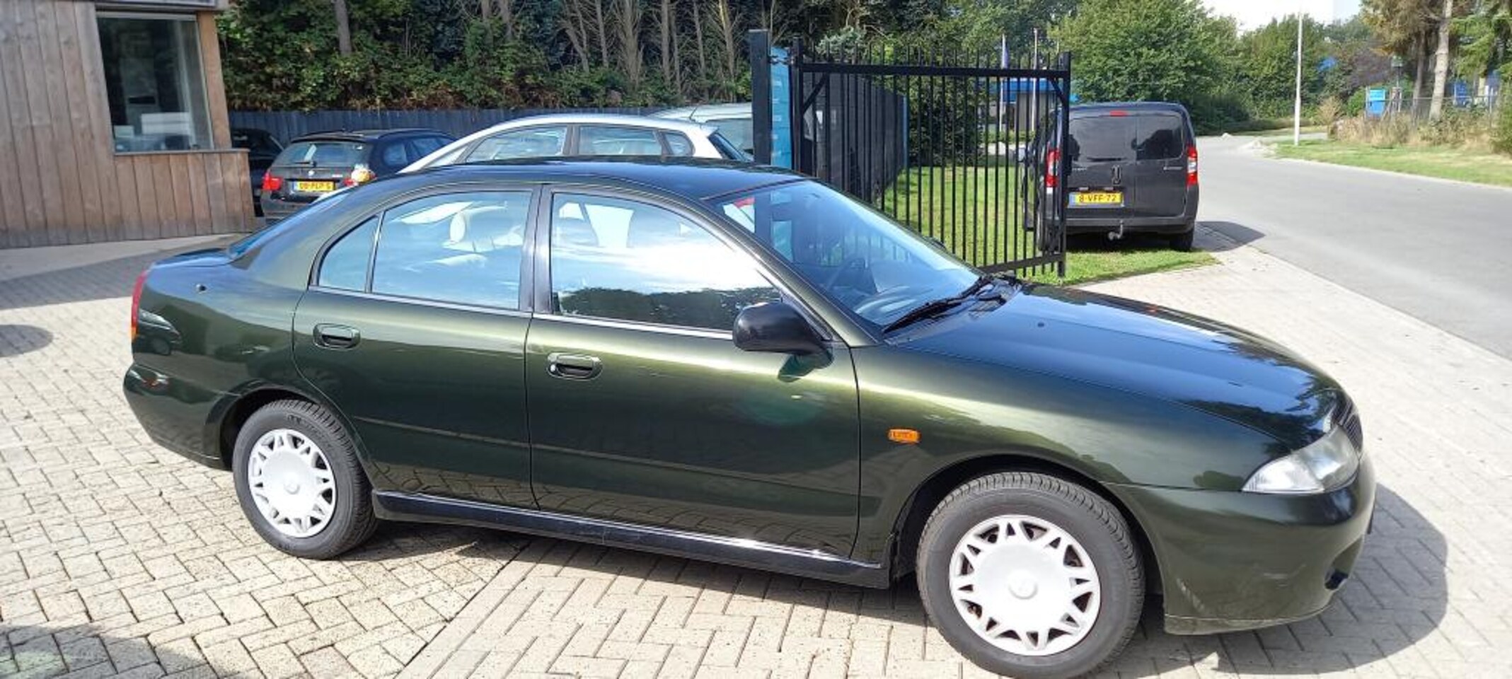 mitsubishi-carisma-1-8-glsi.jpg