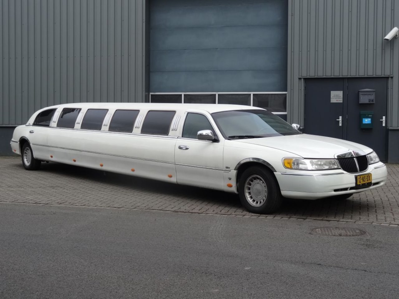 Lincoln Town Car - STRETCHED LIMOUSINE V8 - AutoWereld.nl