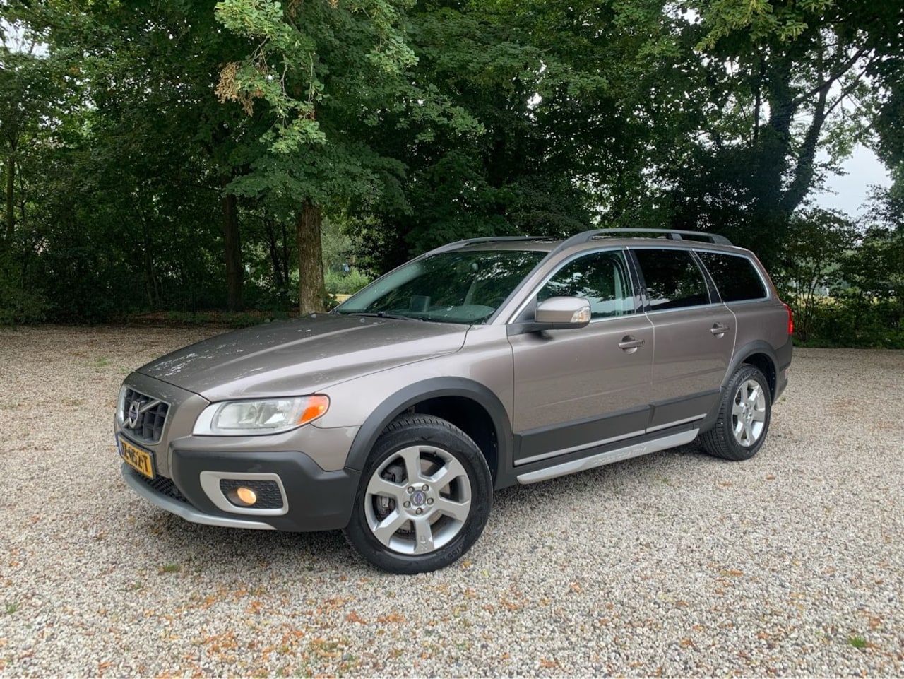 Volvo XC70 - 2.4D ZEER NETTE AUTO! RIJDT SUPER!NAV/APK - AutoWereld.nl