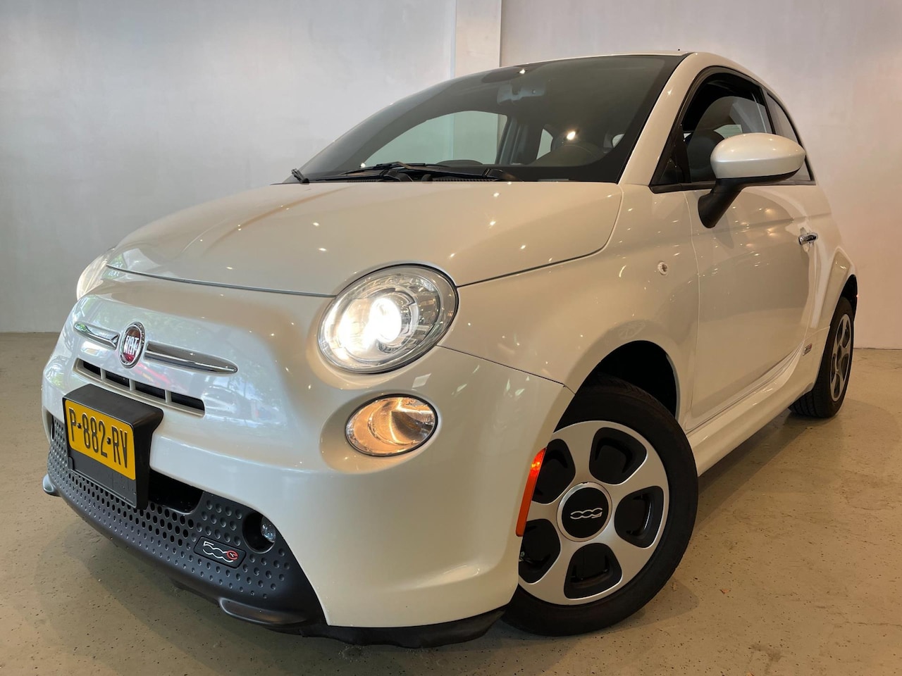 Fiat 500 - e Pearl White (All-in) Stoelverwarming|PDC|Cruise Control - AutoWereld.nl