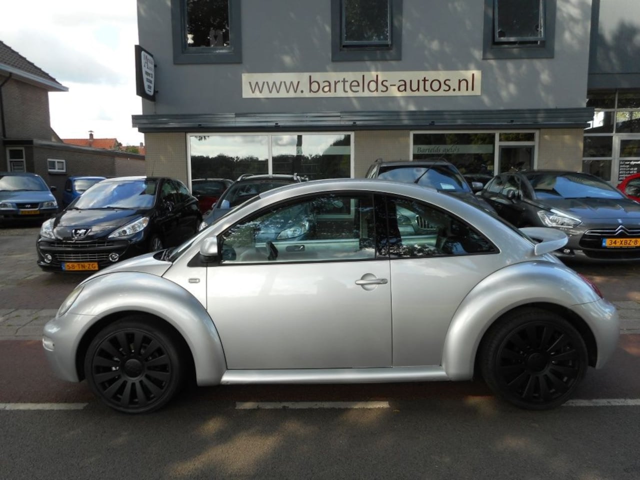 Volkswagen New Beetle - 2.0 Highline word geleverd met nw apk - AutoWereld.nl