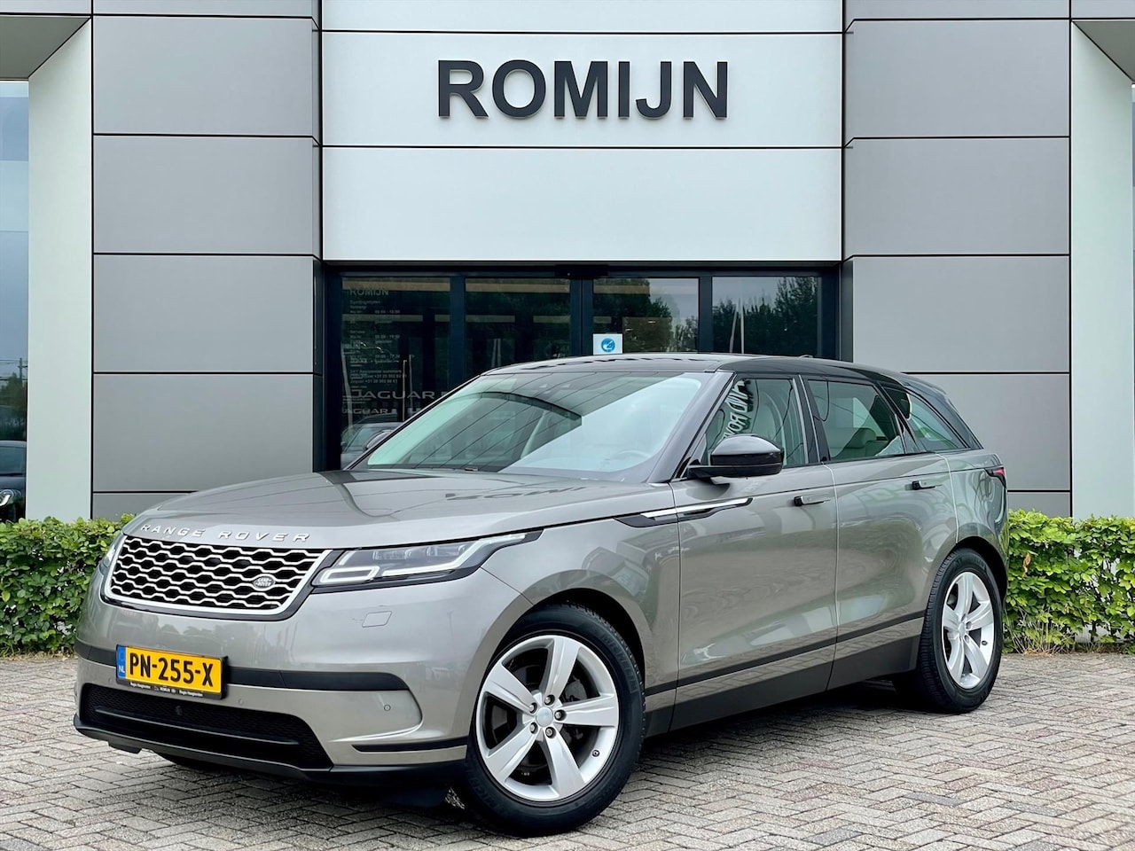 Land Rover Range Rover Velar - D240 S AWD 240PK LUCHTVERING PANORAMADAK - AutoWereld.nl