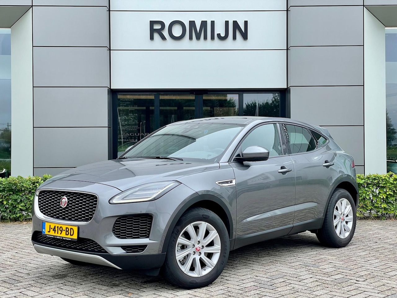 Jaguar E-Pace - P200 AWD 200PK Aut Premium Edition PANORAMADAK - AutoWereld.nl