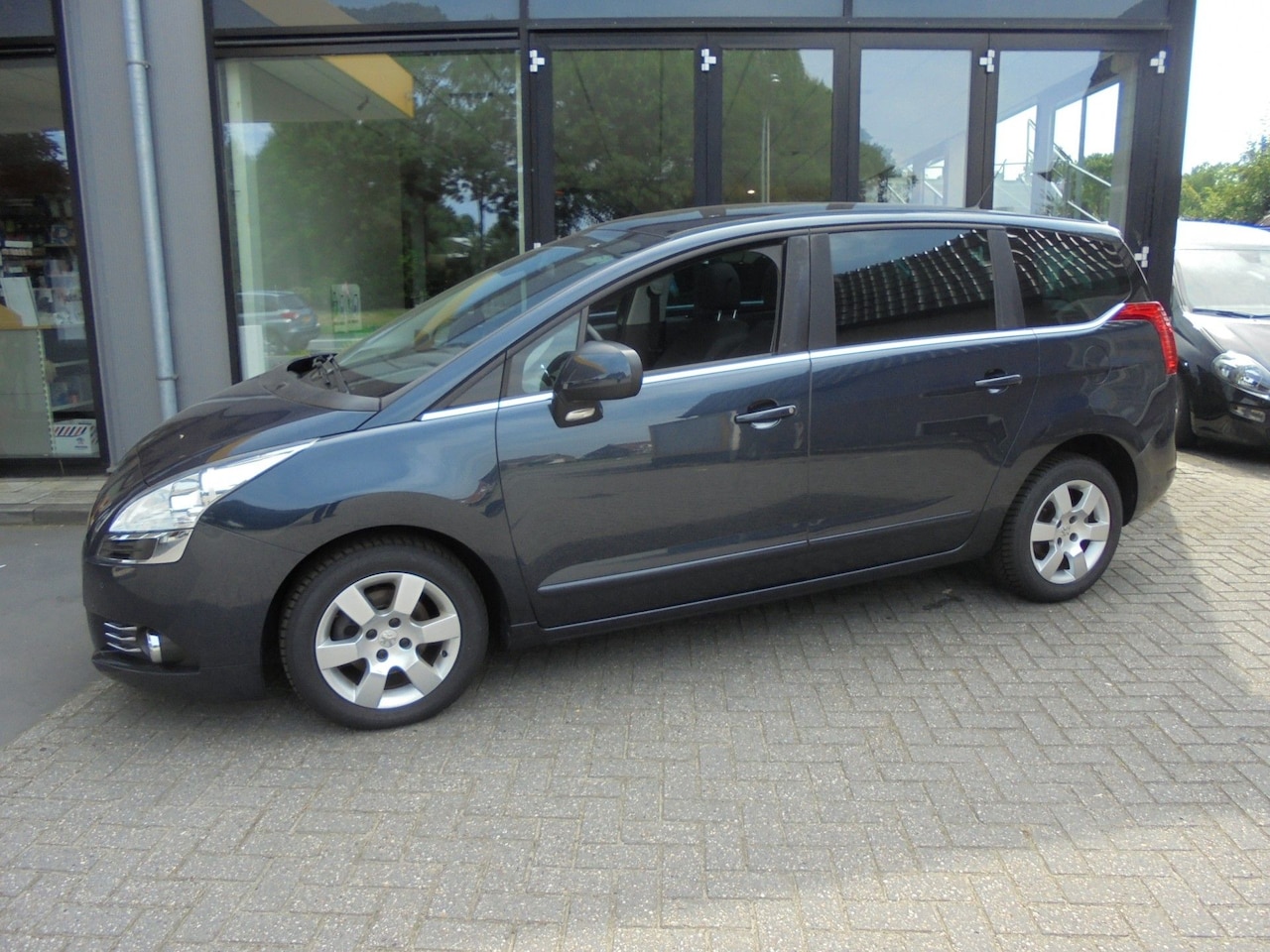 Peugeot 5008 - 1.6 HDIF BLUE LEASE 5P. Clima / Cruise / Navigatie Staat in de Krim - AutoWereld.nl