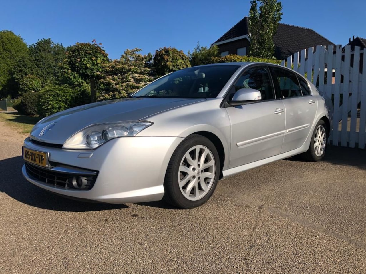 Renault Laguna - 2.0 16V Airco, Navi, Cruise, Keylessgo - AutoWereld.nl