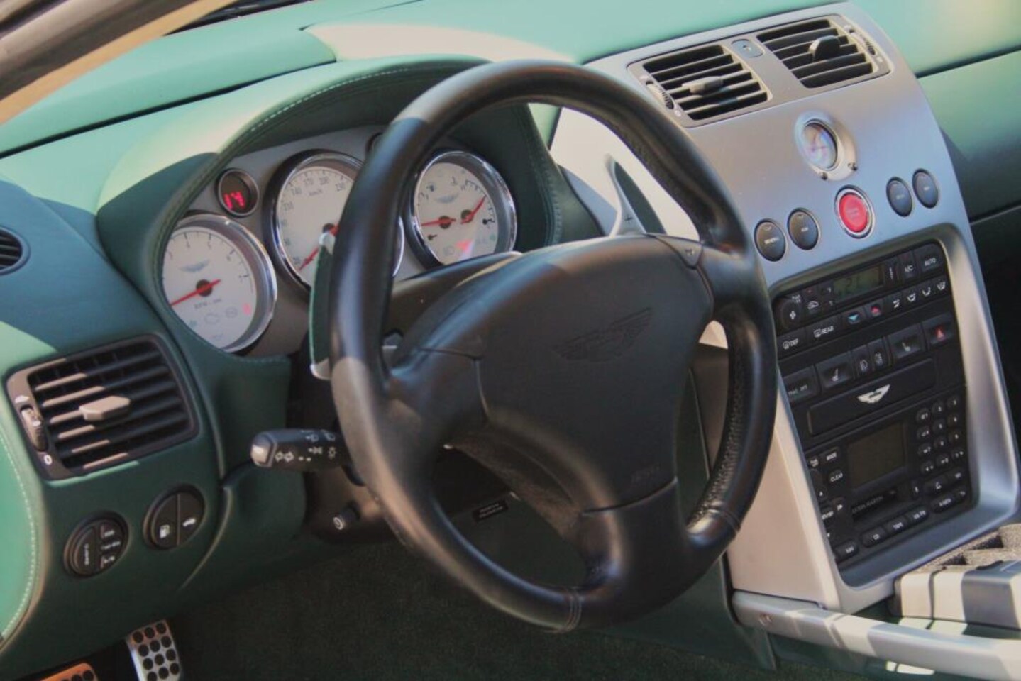 aston-martin-v12-vanquish-5-9-5-9.jpg