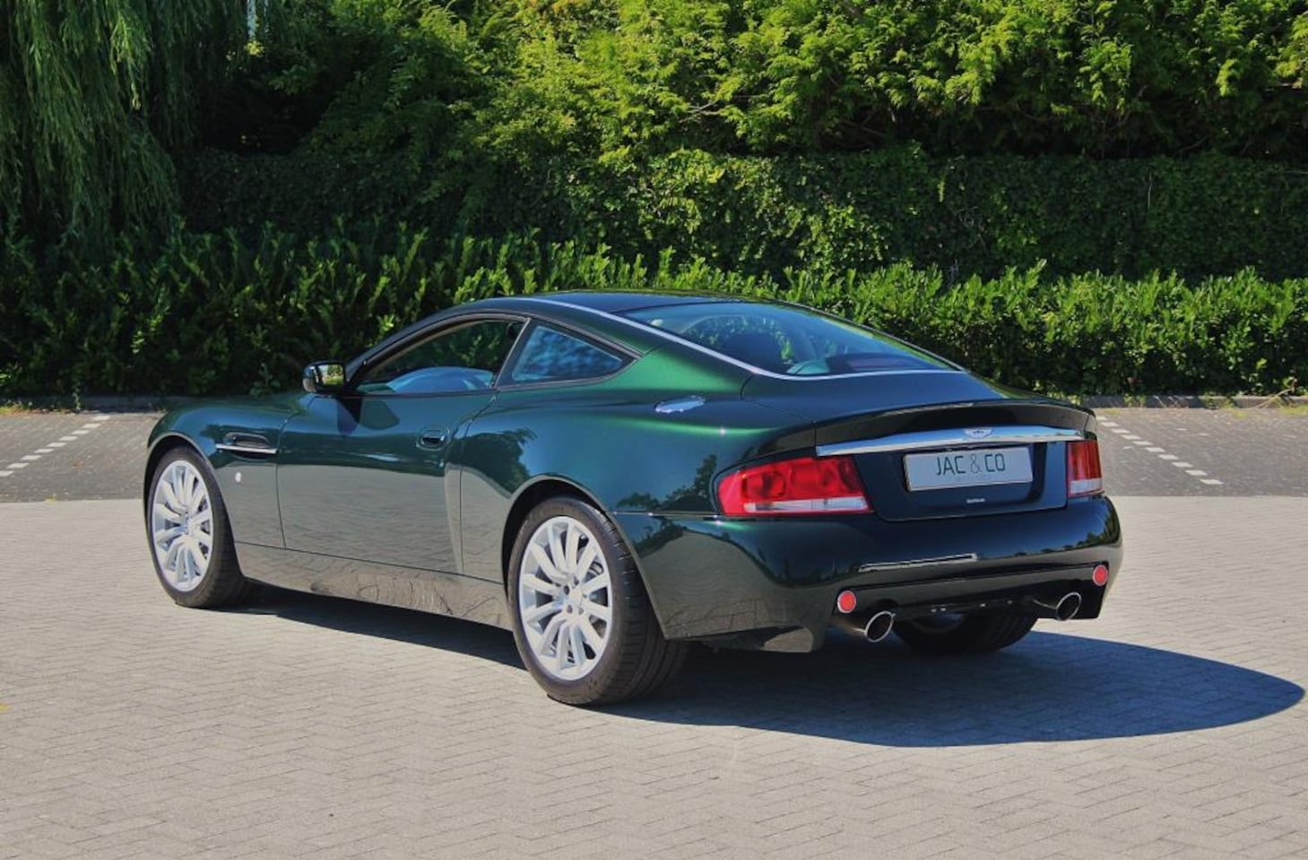aston-martin-v12-vanquish-5-9-5-9.jpg