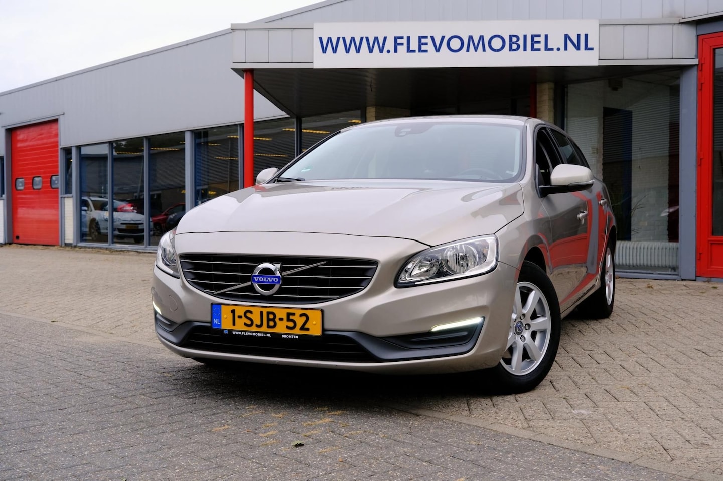 Volvo V60 - 1.6 D2 Kinetic Aut. Clima|LMV|PDC|Cruise|Stoelverwarming - AutoWereld.nl