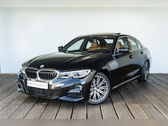 BMW 3-serie - Sedan 318i High Executive Model M Sport / Achteruitrijcamera / Elektrisch glazen schuif-/k