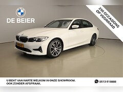 BMW 3-serie - Sedan 318d Handgeschakeld / LED / Navigatie / Sportstoelen / Stoelverwarming / Keyles go /