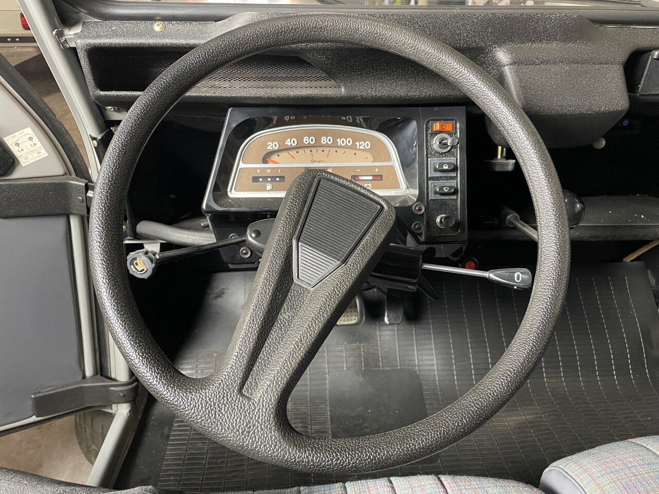citroen-2-cv-2cv6-club-nieuw-slechts-124-km-m0541.jpg
