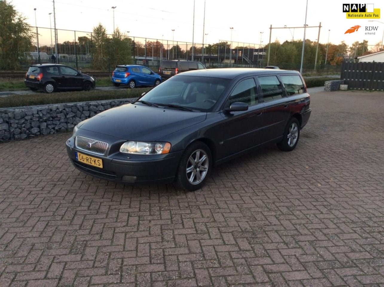 Volvo V70 - 2.4 D5 Momentum - Nieuwe APK - Navigatie - Trekhaak - AutoWereld.nl