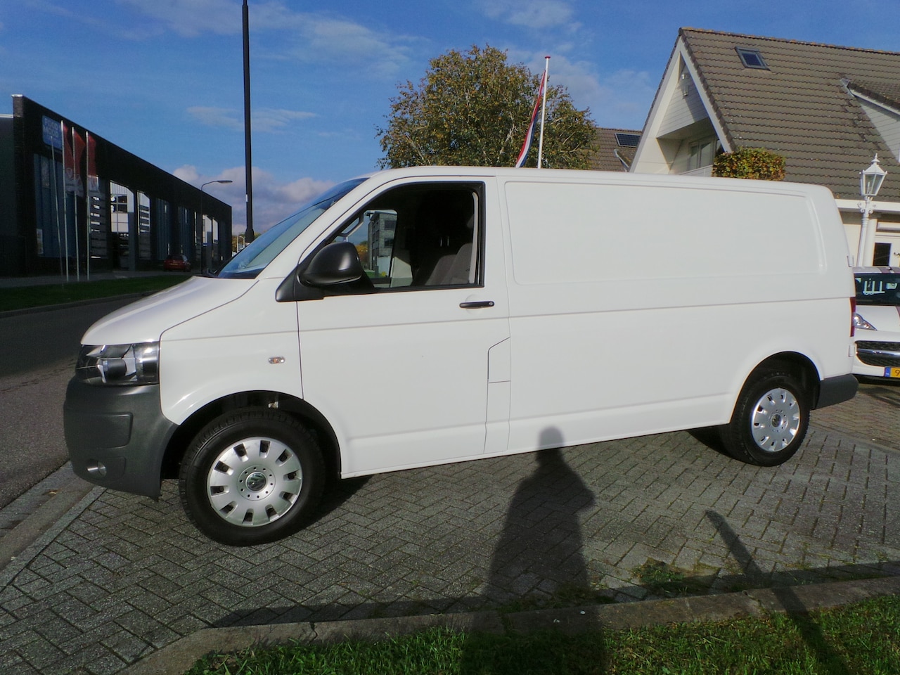 Volkswagen Transporter - 2.0 TDI 140pk/103kw DSG L2H1 Airco,Cruise,Trekhaak,NAP nette bus - AutoWereld.nl