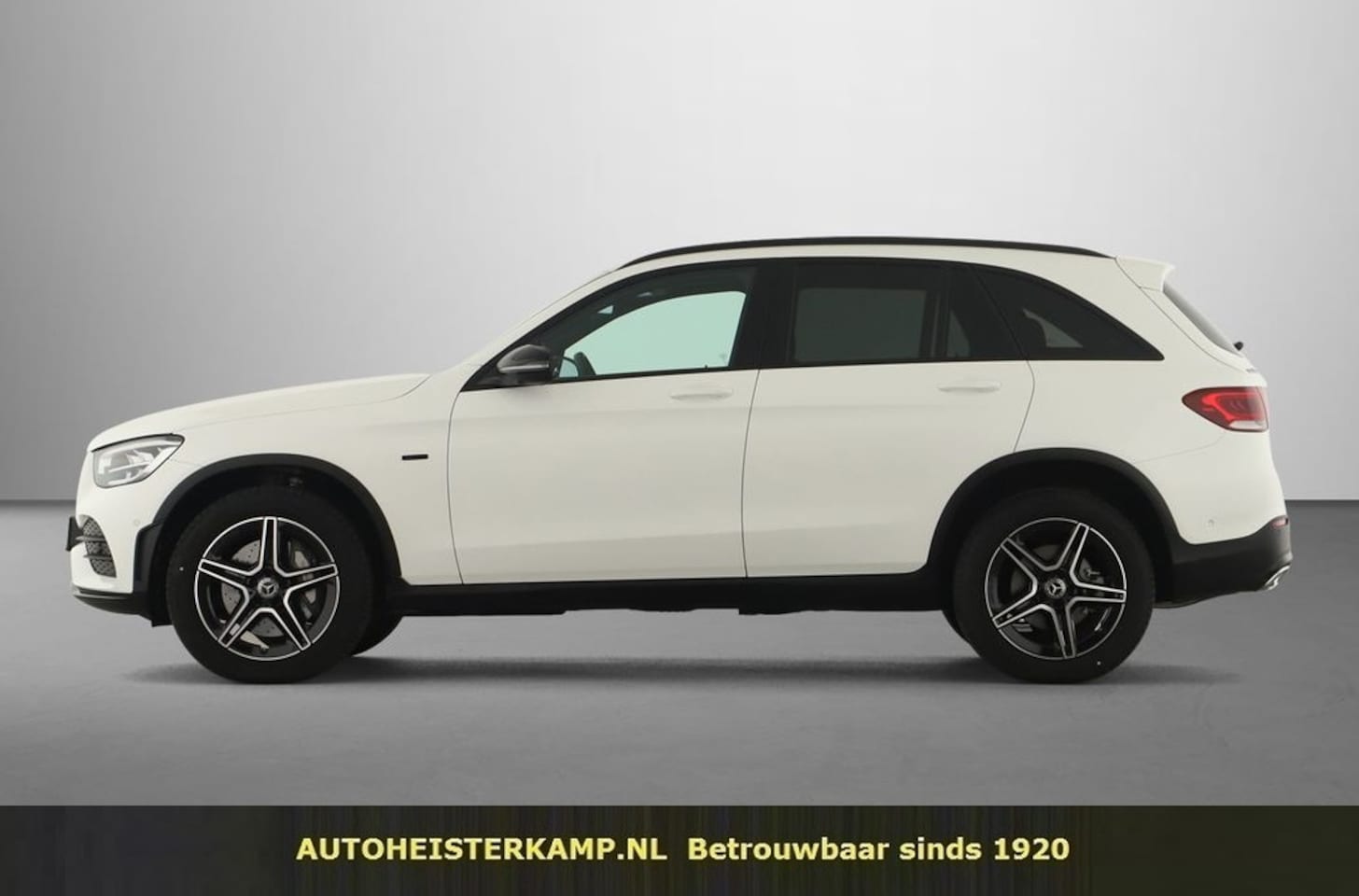 Mercedes-Benz GLC-klasse - 300e 4M AMG Line Panoramadak Distronic Night Pakket Trekhaak - AutoWereld.nl