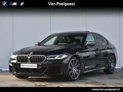 BMW 5-serie - Sedan M550i xDrive High Executive Glazen Schuifdak / Harman Kardon / Adaptive Led verlicht