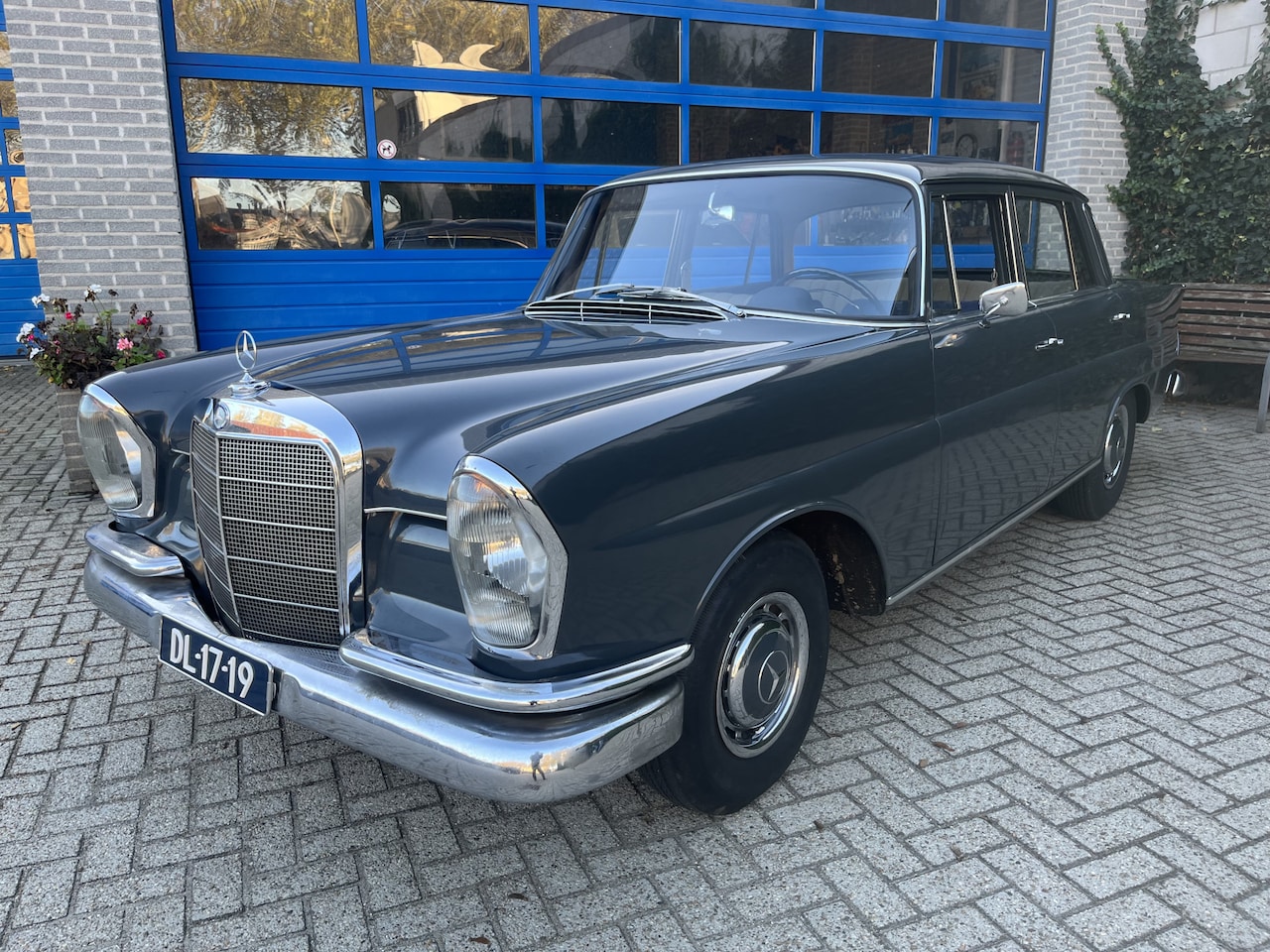 Mercedes-Benz 220 - 6 cil zeer mooie Auto - AutoWereld.nl