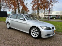 BMW 3-serie Touring - 330i High Executive NL-AUTO, NAP, LAGE KM, M-SPORT, YOUNGTIMER, 17" LMV, NAV, TOPSTAAT!