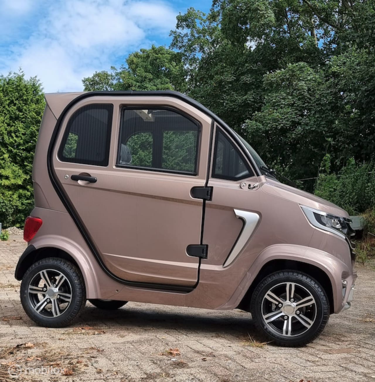 Pacta Trix - elektrische auto 45 km/h | taupe - AutoWereld.nl