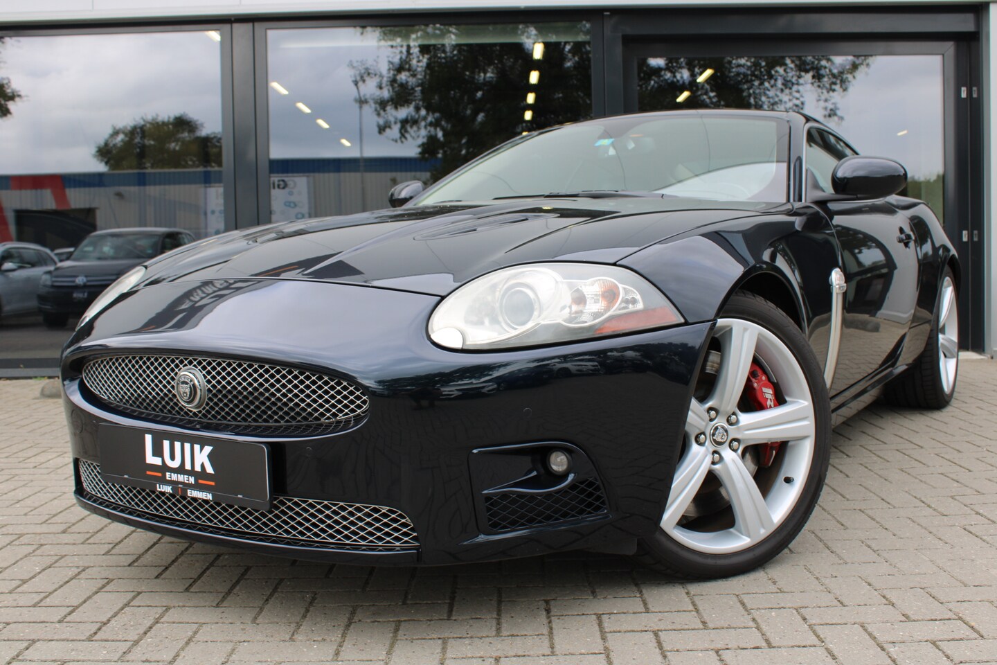 Jaguar XKR - 4.2 V8 Coupé YOUNGTIMER + LEDER + BOWERS & WILKINS + KEYLESS + NAVI + CRUISE - AutoWereld.nl