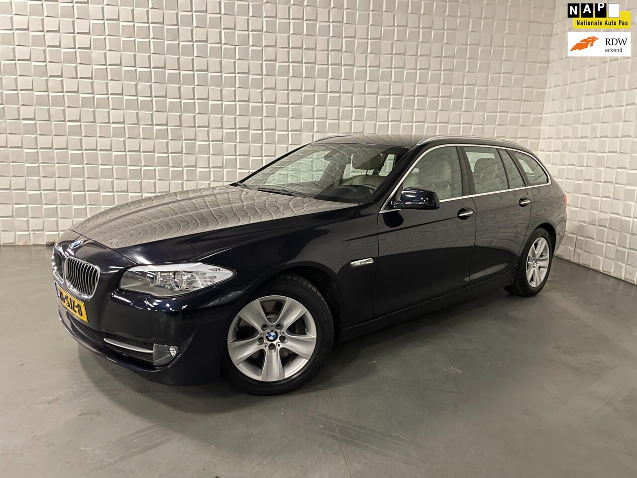 BMW 5-serie Touring - 528i High Executive AUTOMAAT/LEER/NAP - AutoWereld.nl