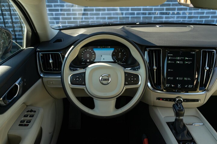 Volvo V60 2.0 T4 Momentum Pro |Camera | Stoelverwarming | Trekhaak |  Lederen Bekleding | LM Velgen 2019 Benzine - Occasion te koop op  AutoWereld.nl