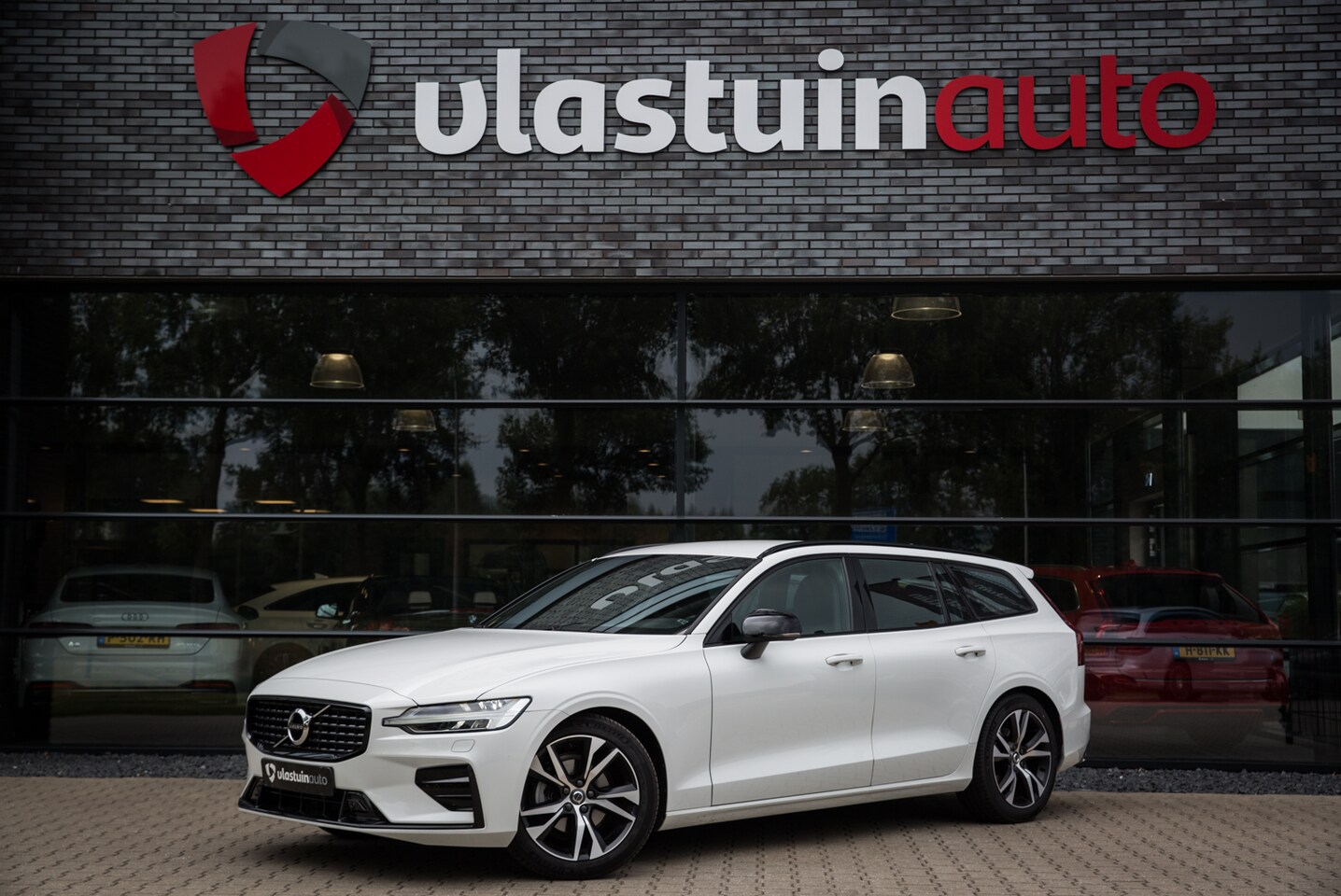 Volvo V60 - 2.0 B4 R-Design 2.0 B4 R-Design , Adap. cruise, Virtual cockpit, - AutoWereld.nl