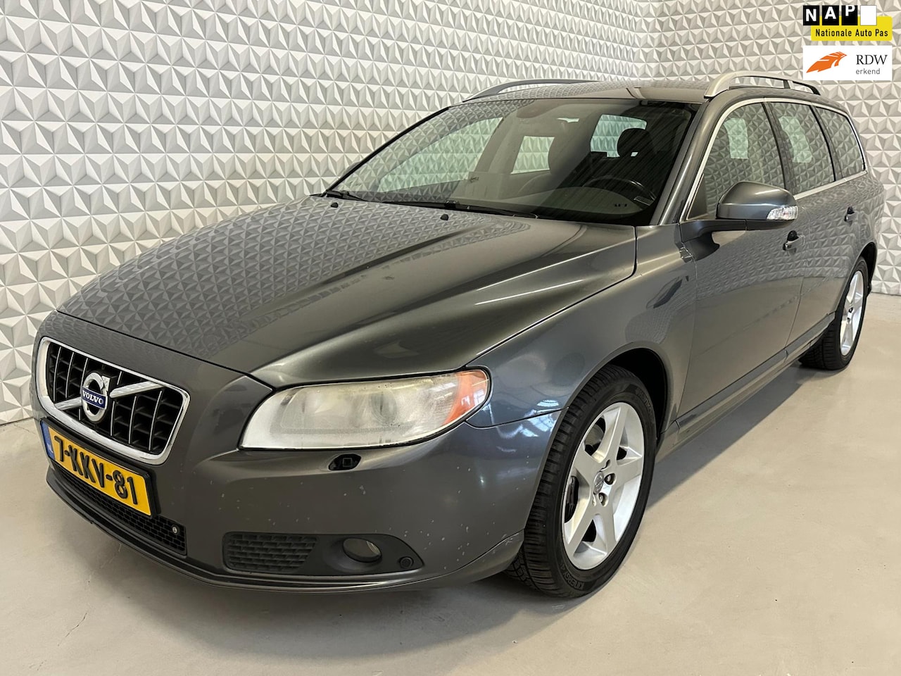 Volvo V70 - 2.4 D5 Summum Navi Leer Xenon PDC Stoelverwarming - AutoWereld.nl