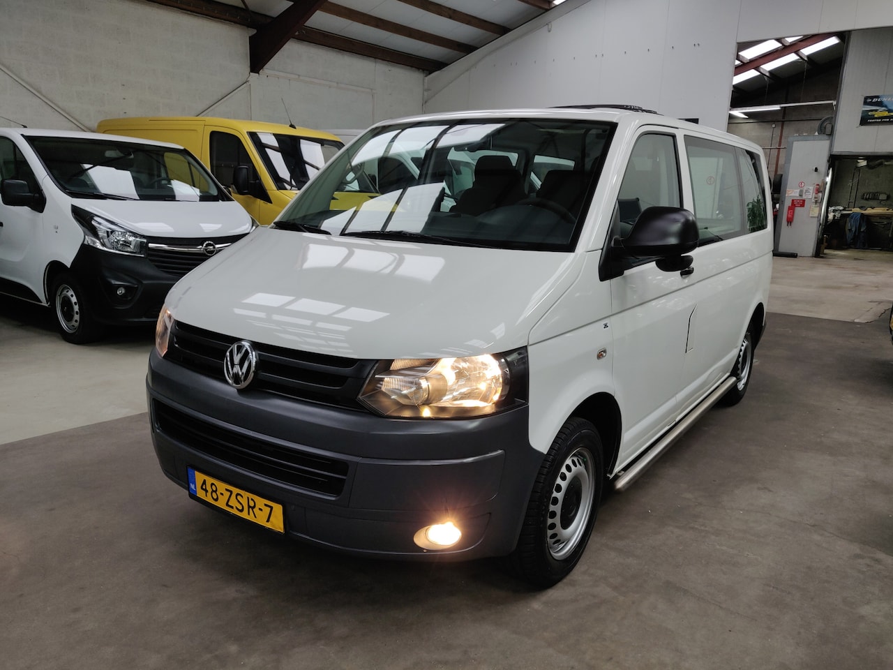 Volkswagen Transporter Kombi - PERSONENBUS AUTOM 2.0 TDI L1h1 Trendline - AutoWereld.nl