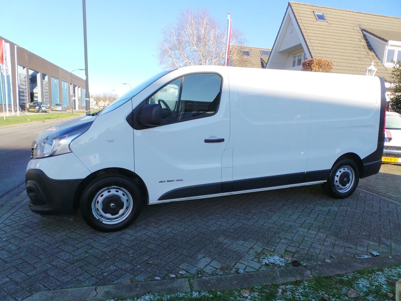 Renault Trafic - 1.6 dCi T29 L2H1 120pk Airco,Cruise,navi,Pdc,Trekh 3 persoons - AutoWereld.nl