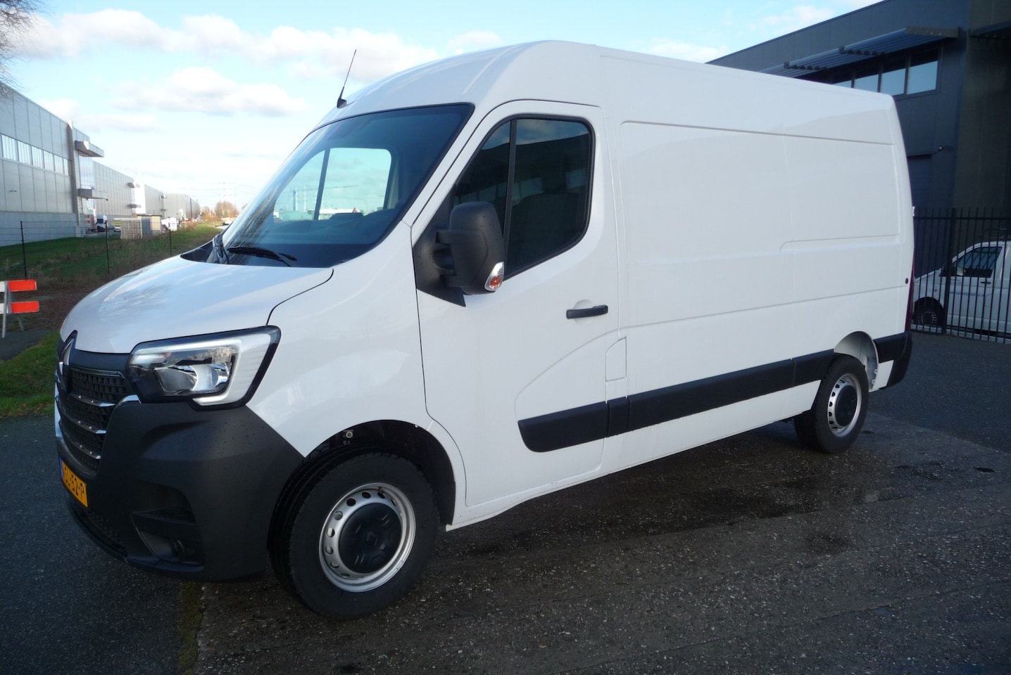 Renault Master - T35 2.3 dCi 135 L2H2 Comfort Navi,  7-2022 ongebruikt - AutoWereld.nl