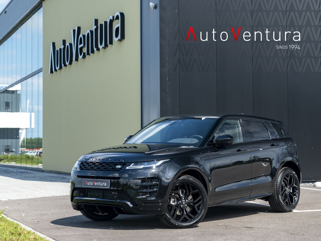 Land Rover Range Rover Evoque P300e AWD R-Dynamic SE | Santorini black ...