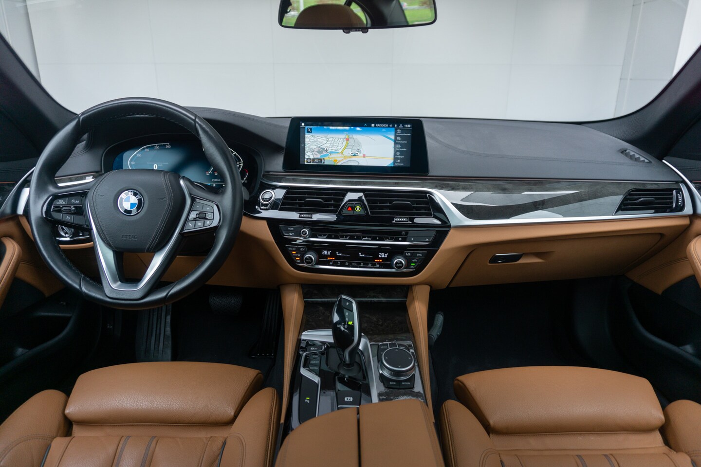 bmw-5-serie-520i-high-executive-luxury-line-elektrisch-glazen-schuif-kanteldak-achteruitrijcamera.jpg