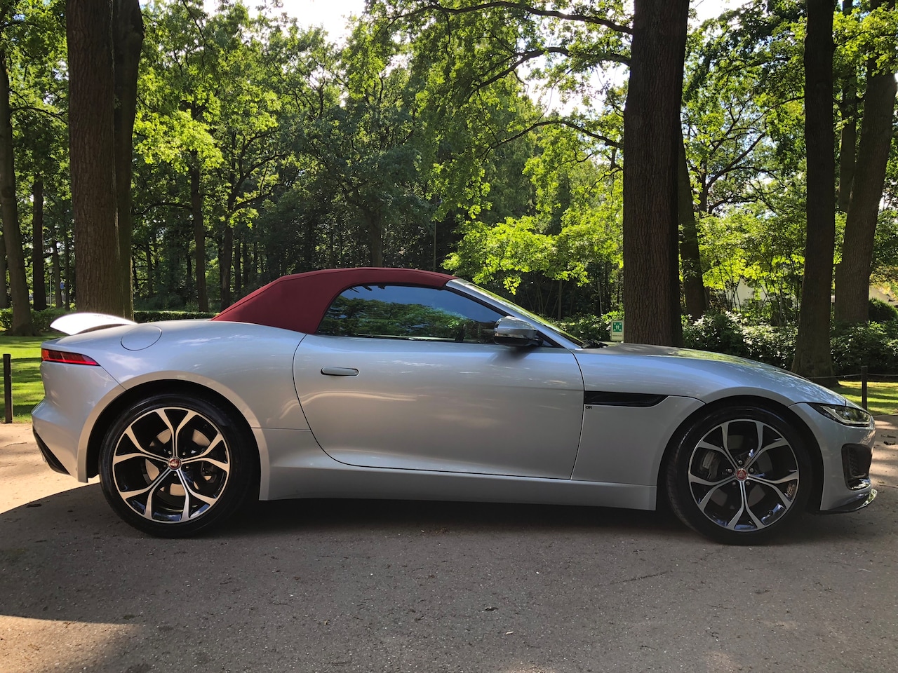 Jaguar F-type - P300 RWD R-Dynamic Exterior package black, rood dak, rode gordels - AutoWereld.nl