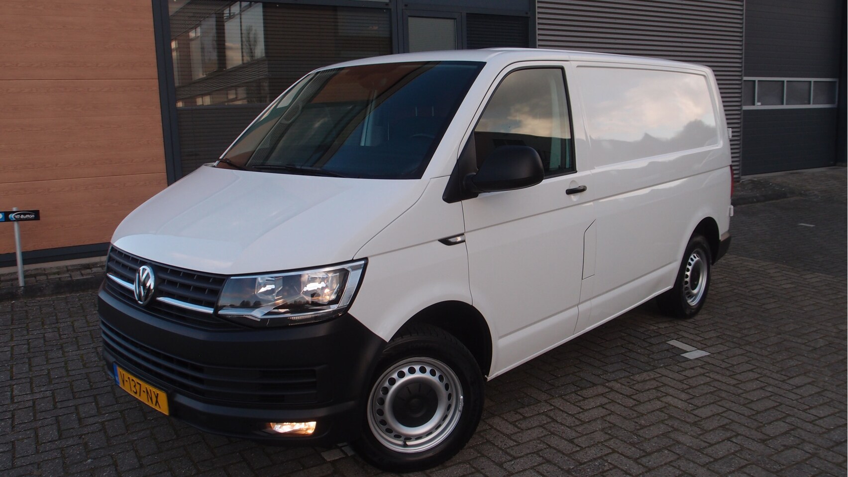 Volkswagen Transporter - 2.0 TDI 150 pk automaat kasteninrichting Highline - AutoWereld.nl