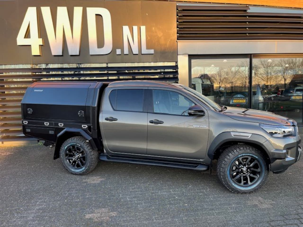 Toyota HiLux - 2.8 D-4D AUT 5 PERS VAN CUSTOM MULTI -CARGO SMART XXL VAN EDITION Unieke CUSTOM MADE  pick - AutoWereld.nl