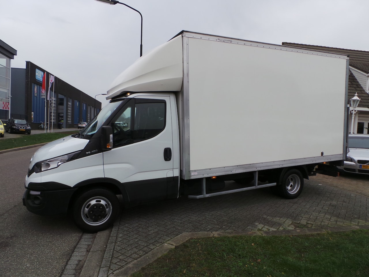 Iveco Daily - 35C16 Bakwagen+laadklep airco,cruise,enz L410cm B208cm H230cm - AutoWereld.nl