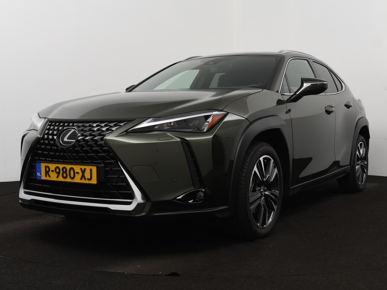 Lexus UX 250h Business Line Navigatie Draadloze telefoonlader en