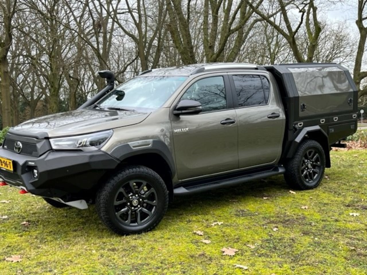 Toyota HiLux - 2.8 D-4D TD AUT 5 PERS VAN MULTI CARGO CUSTOM SMART EDITION 2023 € 69500 EXCL UNIEKE BEDRI - AutoWereld.nl