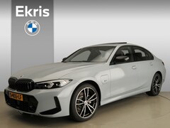 BMW 3-serie - Sedan 320e Hybride / M-Sportpakket / LED / Leder / Navigatie / Schuifdak / Trekhaak / DAB