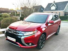Mitsubishi Outlander - 2.0 PHEV Premium 4WD CARPLAY XENON/LED VERLICHTING ALCANTARA CAMERA PRIVACY GLAS ZEER COMP