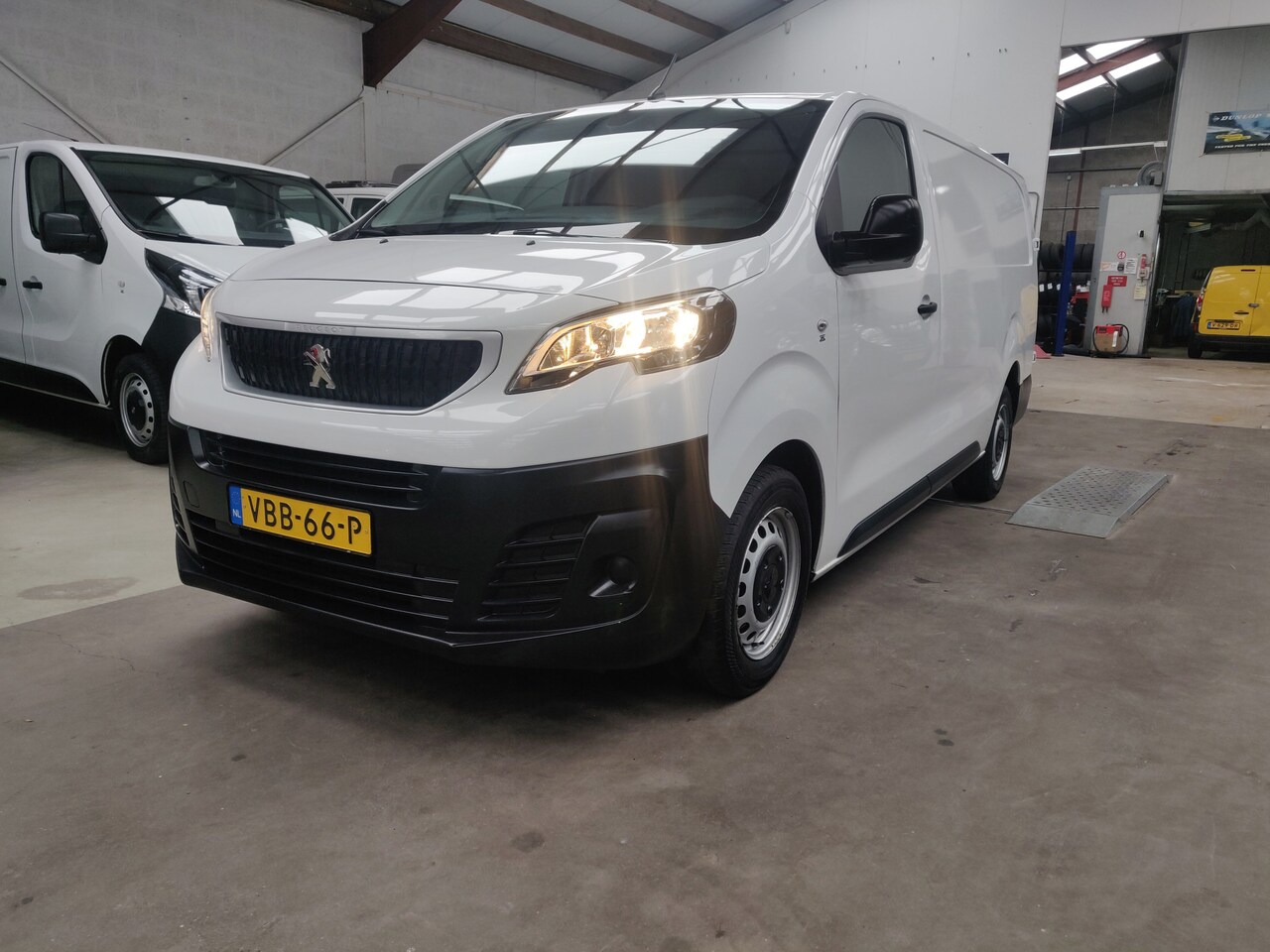 Peugeot Expert - 2.0 BlueHDI 120 Long Premium 2.0 BlueHDI 120 Long Premium - AutoWereld.nl