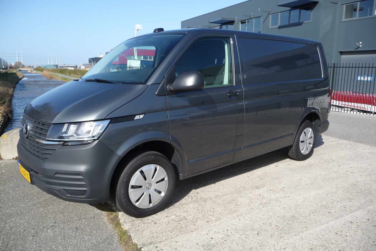 Volkswagen Transporter - 2.0 TDI L1H1 26 *Ongebruikt* 90 pk kort nieuw achterdeurtjes bijrijdersbank - AutoWereld.nl