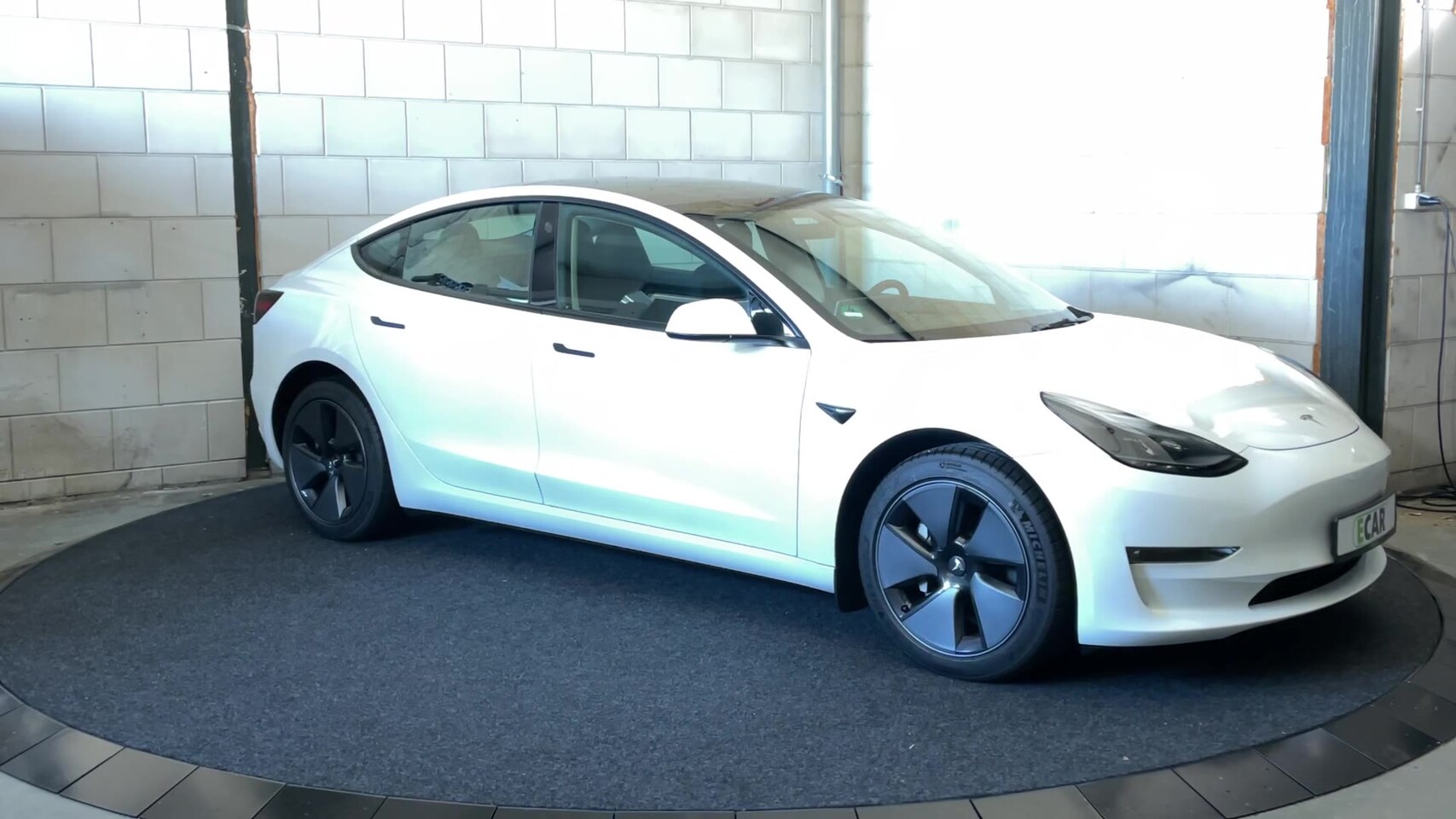 Tesla Model 3 - Standard RWD Plus / Rijklaar! / 10.000 km Gratis laden Panoramadak / Direct rijden voor €6 - AutoWereld.nl