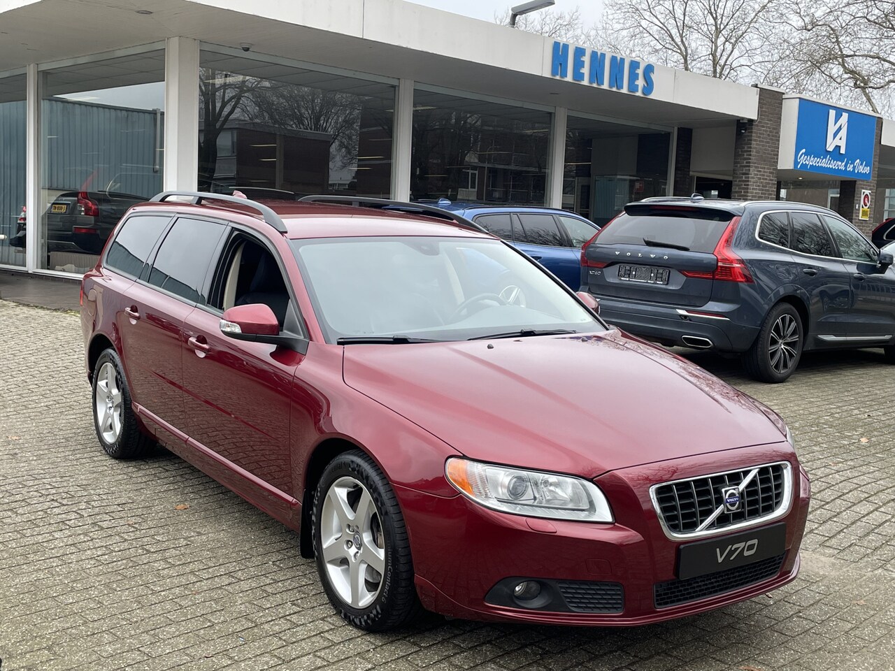 Volvo V70 - 2.5T 200pk Momentum Xenon BTW voordeel €750,- - AutoWereld.nl