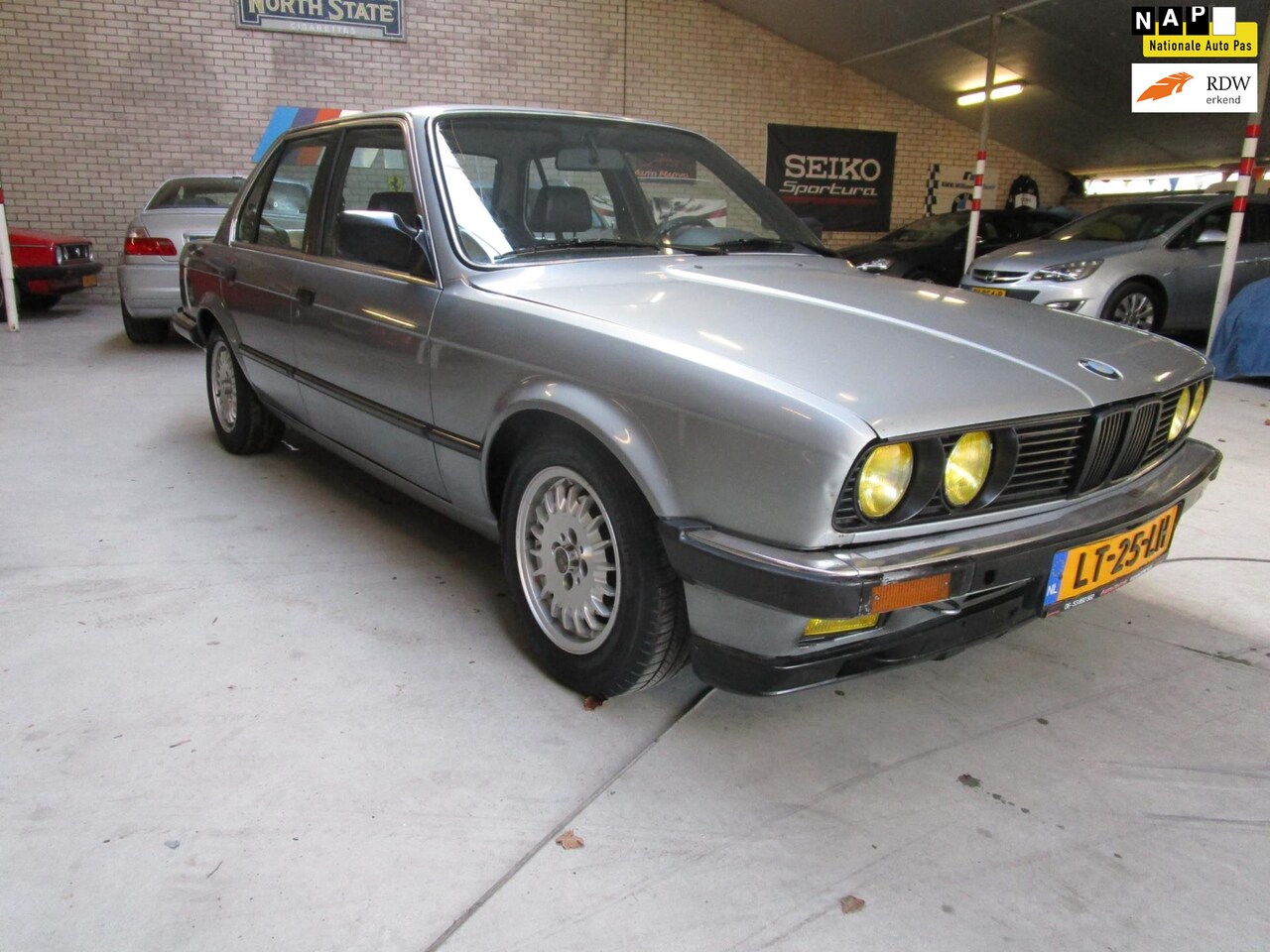 Hond Knuppel stoom BMW 3-serie E30 320i 6cill automaat nette auto leer lm apk 9-2023 1985  Benzine - Occasion te koop op AutoWereld.nl